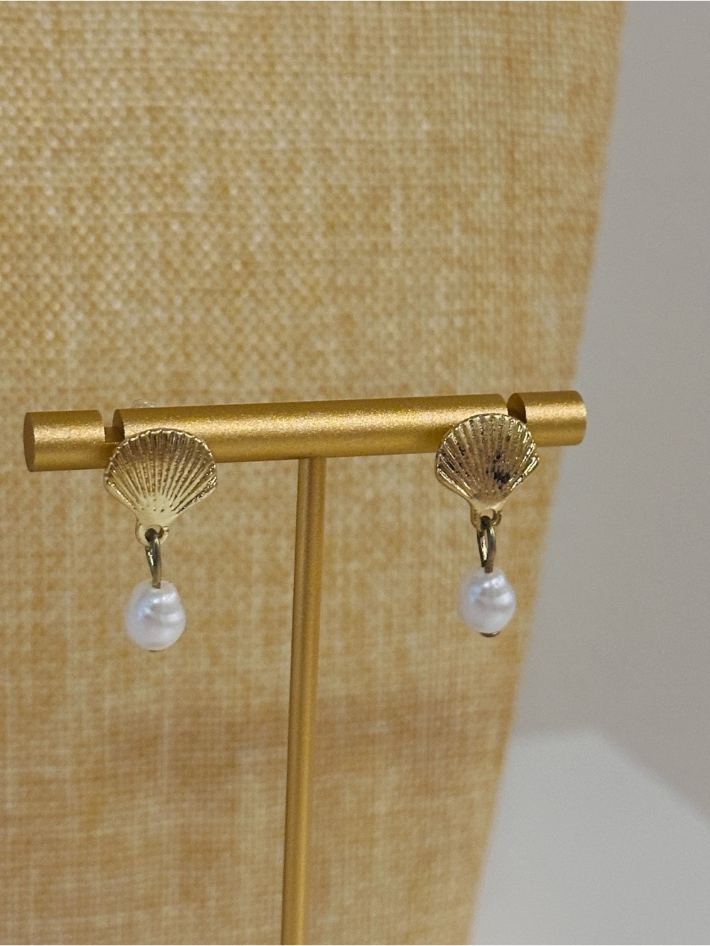 Fashion Jewelry Gold Shell Earrings with White Pearl Drops